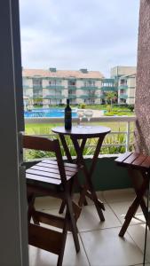 una mesa y sillas en un balcón con vistas en Aldeia das Aguas Village en Barra do Piraí