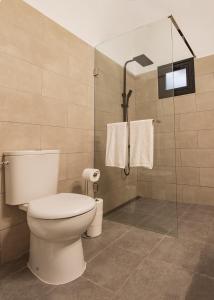 uma casa de banho com um WC e um chuveiro em Irama Suite em Las Puntas