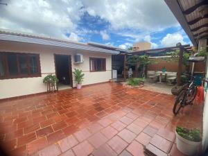 a patio with a brick floor and a house at Quarto em Foz do Iguaçu in Foz do Iguaçu