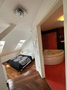 1 dormitorio con cama y bañera en Jacuzzi Apartment - Center Zagreb, en Zagreb