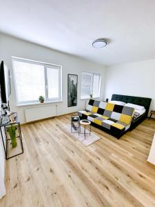 ein Wohnzimmer mit einer schwarzen und gelben Couch in der Unterkunft Penzion DMZ in Ostrava