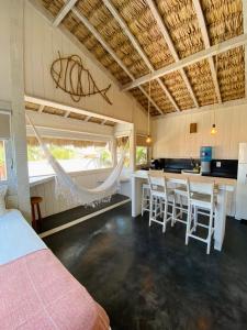 Habitación con hamaca, mesa y sillas. en Nordestina Loft, en Icaraí