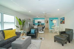un soggiorno con divano e sedie e una cucina di Modern, Fresh - Only 3 miles to the Beach! a Sarasota