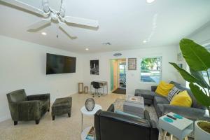 un soggiorno con divano, sedie e ventilatore a soffitto di Modern, Fresh - Only 3 miles to the Beach! a Sarasota