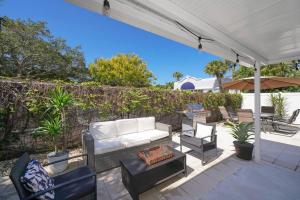 un patio con divano bianco, tavolo e sedie di Modern, Fresh - Only 3 miles to the Beach! a Sarasota