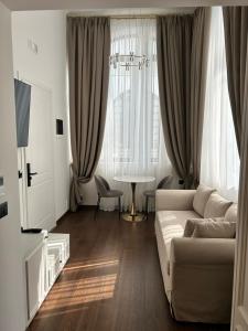 Jensen Luxury Suites في بلدة رودس: غرفة معيشة مع أريكة وطاولة