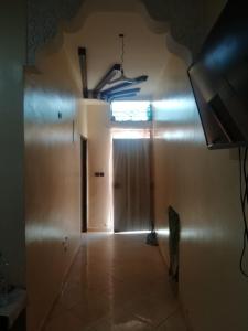 a hallway with a door in a room at شقة بجنب مطار المسيرة 