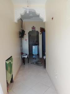 a living room with a tv and a white wall at شقة بجنب مطار المسيرة 