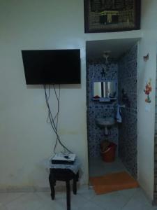 uma sala de estar com televisão na parede em شقة بجنب مطار المسيرة 