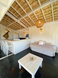 Habitación con 2 camas, mesa y cocina. en Nordestina Loft, en Icaraí
