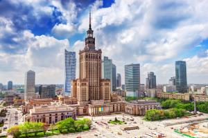 - une vue sur la grande tour de l'horloge d'une ville dans l'établissement Cozy Warsaw City Center Studio, à Varsovie