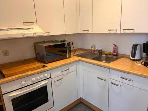 cocina con microondas y fregadero en Hotel Wandsbek Hamburg, en Hamburgo