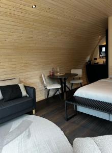ベーツステルズワーグにあるBijzonder Lekker overnachtenのベッドルーム1室(ベッド1台、テーブル、椅子付)