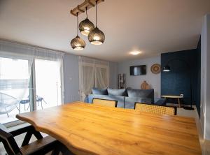 sala de estar con mesa de madera y sofá en Maisonette PT en Perea
