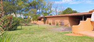 Taman di luar Casas da Barra