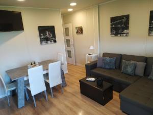 salon z kanapą i stołem w obiekcie Apartamentos El Prau w mieście Ubiarco