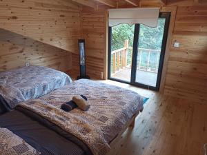 a bedroom with a bed in a log cabin at Sakarya Saklı Vadi Dağ Evleri in Akyazı