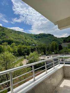 a balcony with a view of a mountain at Yeşil ve huzur dolu bir daire in Bulancak