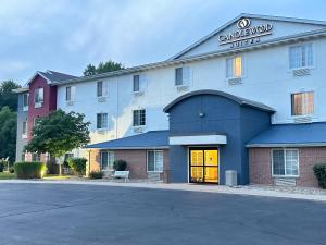 un edificio con un cartel en la parte delantera en Candlewood Suites Saint Joseph - Benton Harbor, an IHG Hotel, en Stevensville