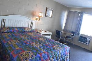 Ein Bett oder Betten in einem Zimmer der Unterkunft Imperial Motel