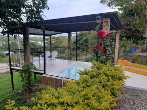 a gazebo with a pool in a garden at Alojamiento Rural Entre El llano y la selva in San José del Guaviare