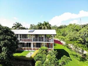 uma vista aérea de uma casa com um jardim em Alojamiento Rural Entre El llano y la selva em San José del Guaviare