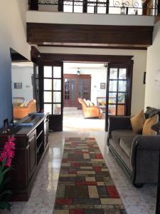 uma sala de estar com um sofá e uma mesa em Villas Segovia Hotel Boutique & Suites em Cozumel