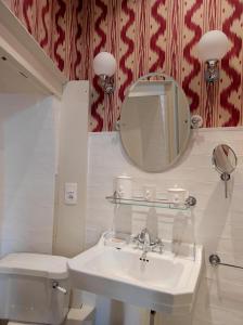 Kúpeľňa v ubytovaní Le 1825, une suite luxueuse au coeur de la ville