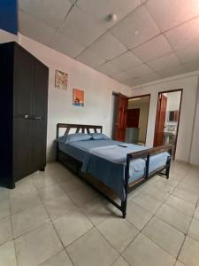 1 dormitorio con 1 cama en una habitación en Hostal Cigarra, en Panamá