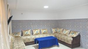 ein Wohnzimmer mit einem Sofa und einem blauen Tisch in der Unterkunft Idiliz in Borj