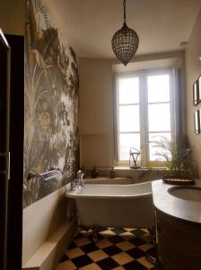 Kúpeľňa v ubytovaní Le 1825, une suite luxueuse au coeur de la ville