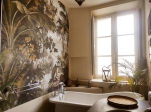 Kúpeľňa v ubytovaní Le 1825, une suite luxueuse au coeur de la ville + 16 fotografií
