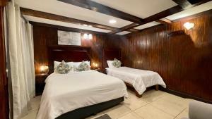 מיטה או מיטות בחדר ב-Camino Verde B&B Monteverde Costa Rica