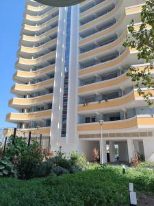 ein großes Apartmenthaus mit zwei großen Balkonen in der Unterkunft Pirelli 28 in Mailand