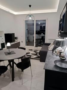 ein Wohnzimmer mit einem Tisch und einem Sofa in der Unterkunft Pirelli 28 in Mailand