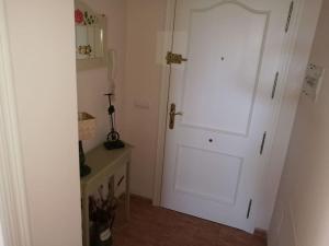 uma porta branca num quarto com uma mesa em Fantástico apartamento con vistas en Almerimar em Almerimar
