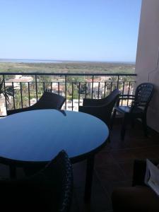 ein Tisch und Stühle auf einem Balkon mit Aussicht in der Unterkunft Fantástico apartamento con vistas en Almerimar in Almerimar