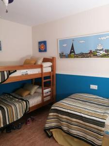 um quarto com 2 beliches num quarto em Fantástico apartamento con vistas en Almerimar em Almerimar