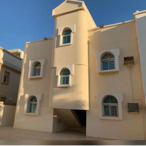 un edificio grande con muchas ventanas en Masaken alkenan, en Yanbu