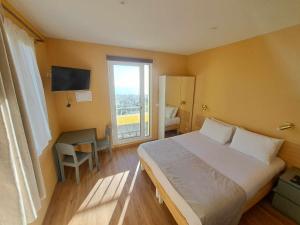 - une chambre avec un grand lit et une fenêtre dans l'établissement Calheta Countryside, à Calheta