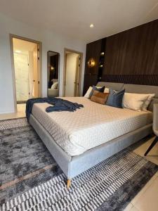 ein Schlafzimmer mit einem großen Bett in einem Zimmer in der Unterkunft Luxury Apartment Centrally in Santo Domingo