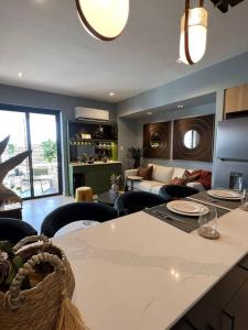 eine Küche und ein Wohnzimmer mit einem Tisch und einem Sofa in der Unterkunft Luxury Apartment Centrally in Santo Domingo