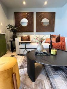 ein Wohnzimmer mit einem Tisch und einem Sofa in der Unterkunft Luxury Apartment Centrally in Santo Domingo