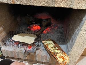 Une pizza est préparée dans un four en briques. dans l'établissement Miel, à Tinogasta