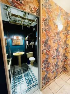 La salle de bains est pourvue d'une douche, d'un lavabo et de toilettes. dans l'établissement Studio cosy 5 personnes, à Saint-Lary-Soulan