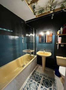 La salle de bains est pourvue d'un lavabo, d'une baignoire et de toilettes. dans l'établissement Studio cosy 5 personnes, à Saint-Lary-Soulan