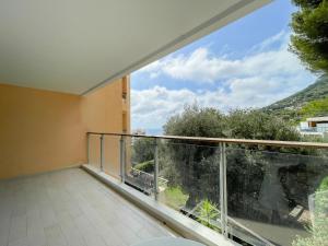 a balcony with a view of the mountains at Deux pièces, parking et piscine in Beausoleil
