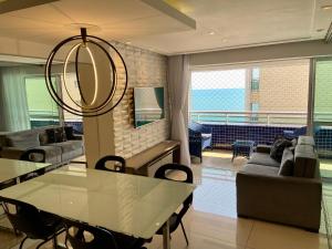 sala de estar con mesa y sofá en Apartamento Vista Mar, en Fortaleza