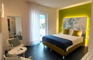 索伦托CASA Eduardo e Titina的一间带床的卧室和一间客厅