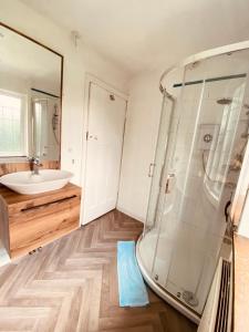 a bathroom with a shower and a sink at Large Home with 5 car Parking next to Train station, Airport, NEC in Marston Green
